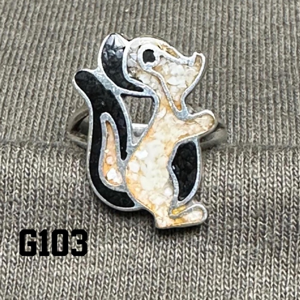 Vintage Black & Coral Inlay Squirrel Ring – Size 6 – VIDA PRESTADA   G103